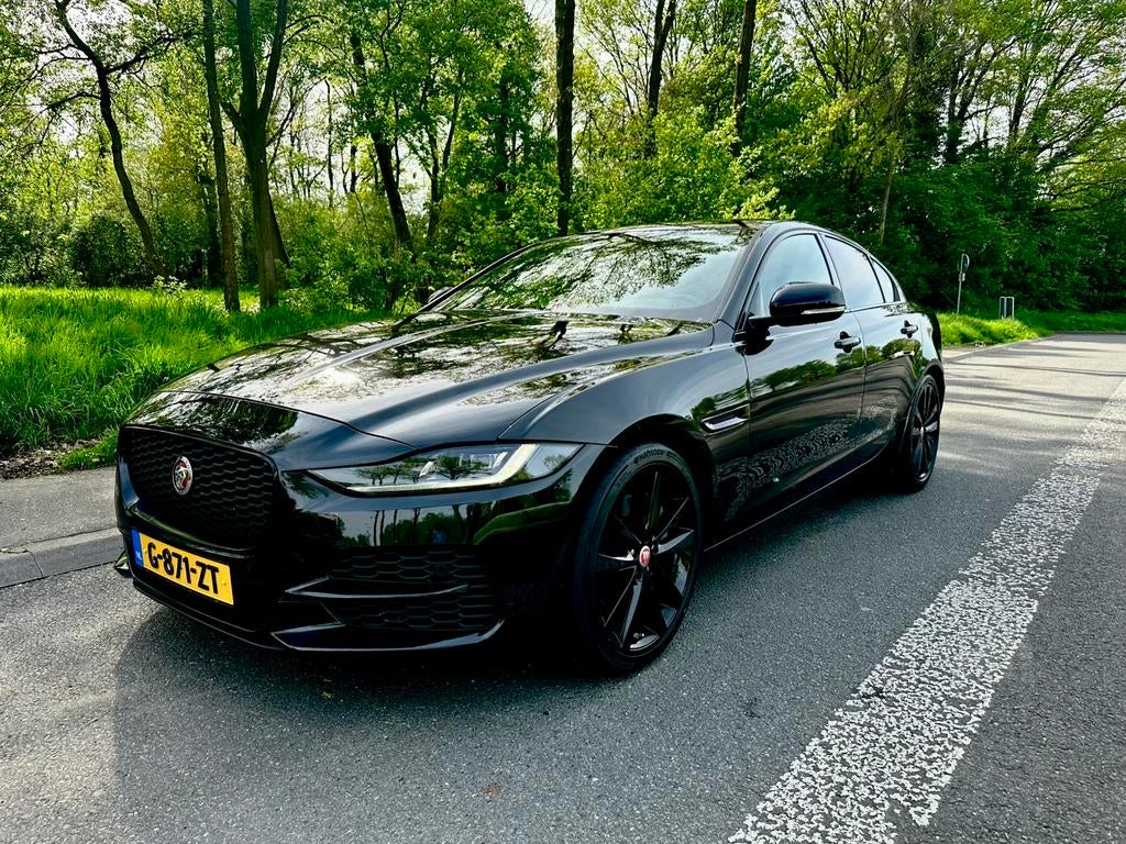Jaguar XE 2.0 250pk AWD Automaat 2020 Zwart, Auto's, 1800 kg, 4 cilinders, Zwart, Vierwielaandrijving