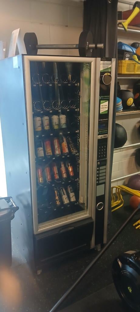 Goed werkende Vendingmachine met Nayax contactloos betalen, Ophalen