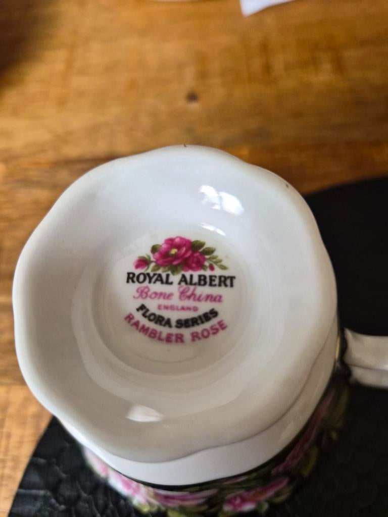 ROYAL  ALBERT, Verzamelen, Porselein, Kristal en Bestek, Ophalen of Verzenden, Zo goed als nieuw, Porselein, Kop en/of schotel