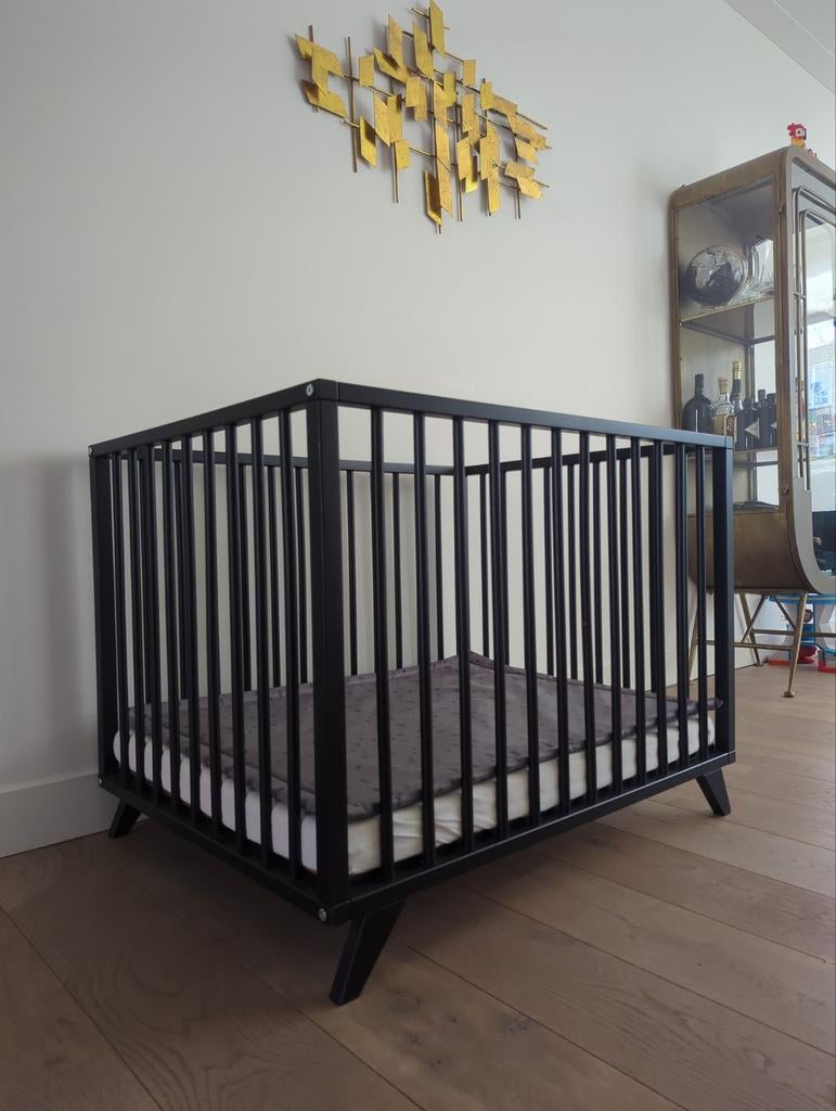 Zwarte houten box met verstelbare bodem, Kinderen en Baby's, Boxen, Ophalen, Zo goed als nieuw, Rechthoekig, In hoogte verstelbaar