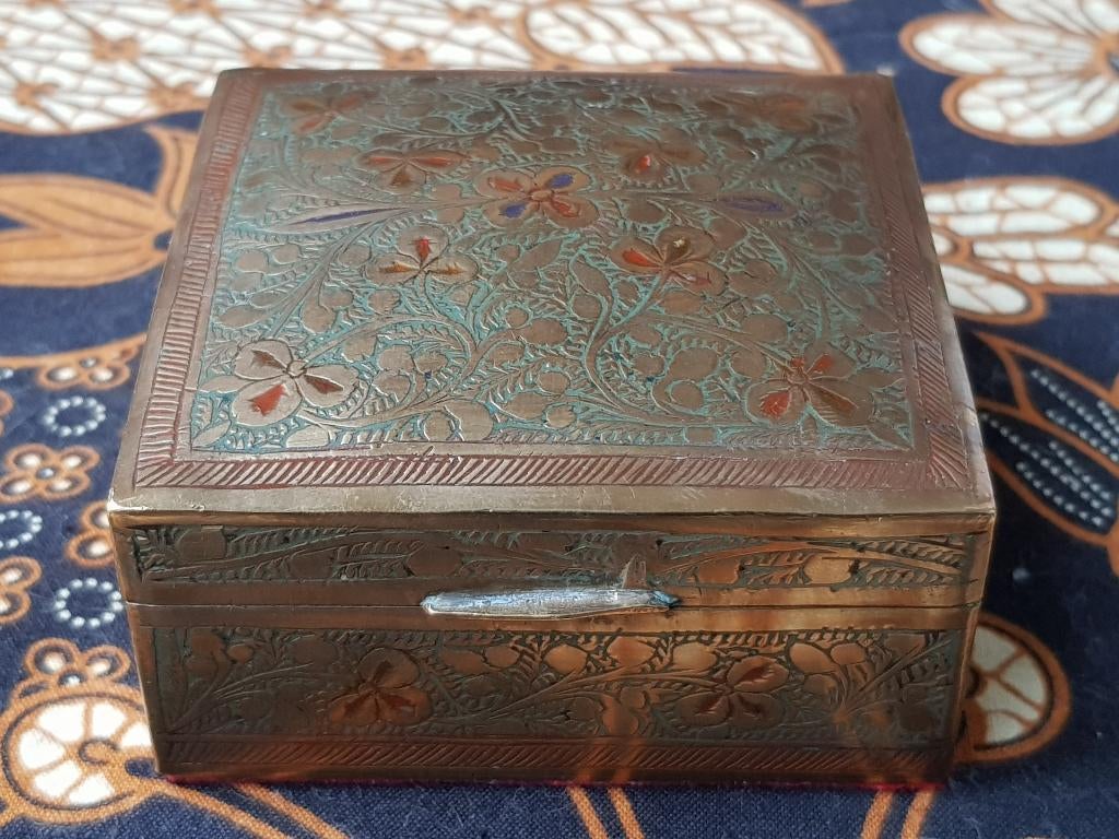 Mooi antiek Oosters doosje van bewerkt koper 8,2 cm., Ophalen of Verzenden, Koper