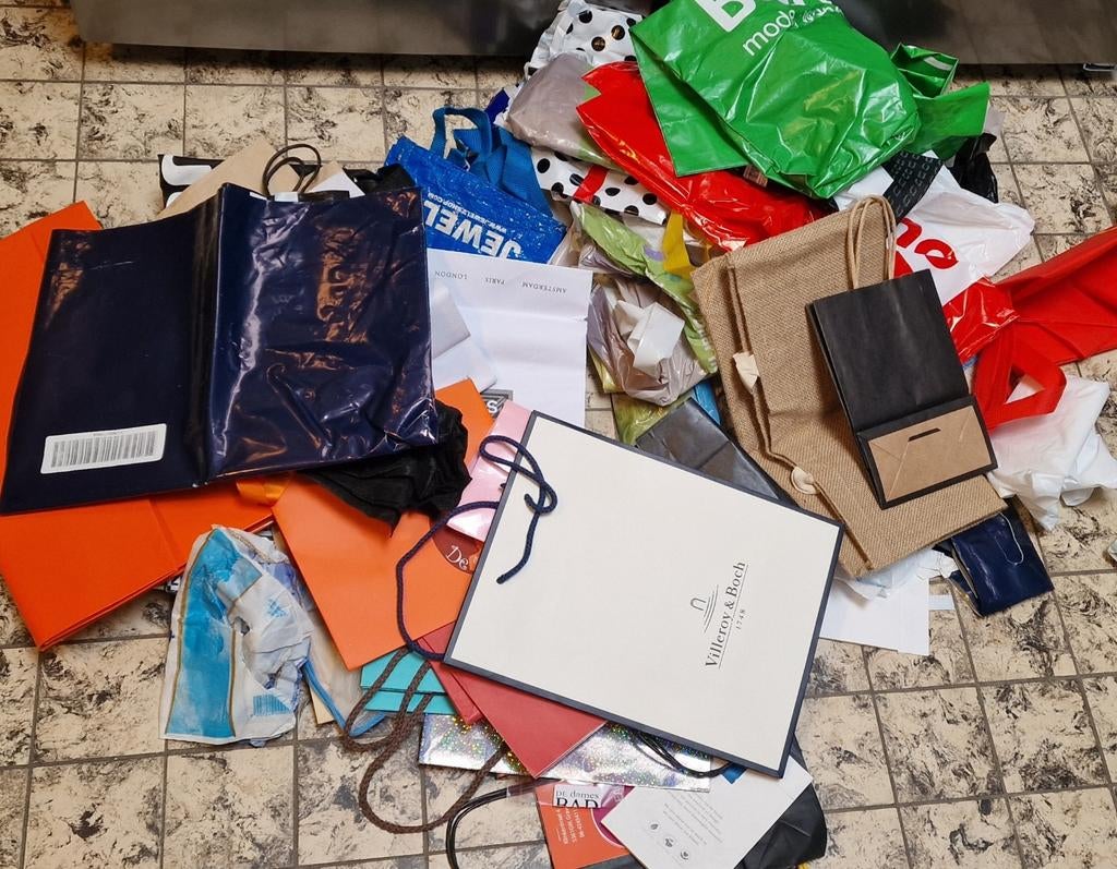 Gratis tasjes van  plastic en van papier, Ophalen