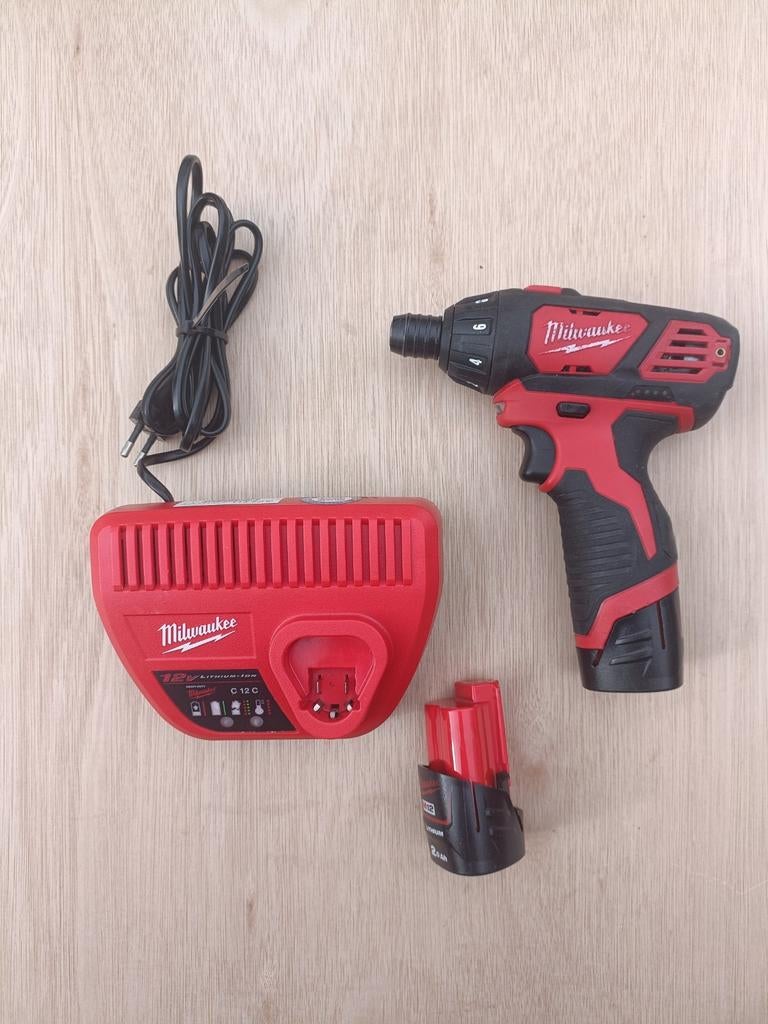 Set Milwaukee accuschroefmachine met 2 accu's en oplader, Ophalen of Verzenden, Boor- en Schroefmachine