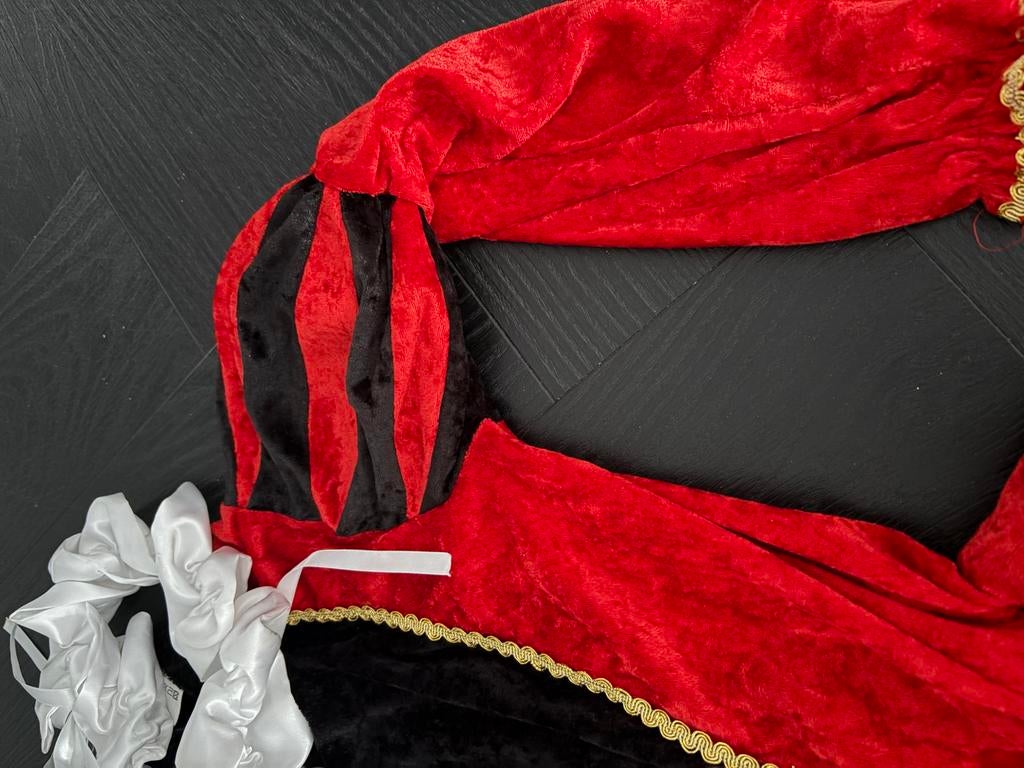 Prachtig Pietenpak rood/zwart - Maat 152, Ophalen of Verzenden, Zo goed als nieuw, 146 t/m 152, Jongen of Meisje