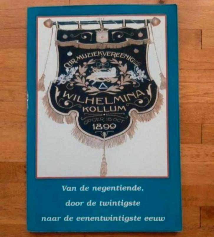 100 jaar muziekvereniging wilhelmina kollum fotoboek en info, Boeken, Geschiedenis | Stad en Regio, Zo goed als nieuw, Ophalen of Verzenden