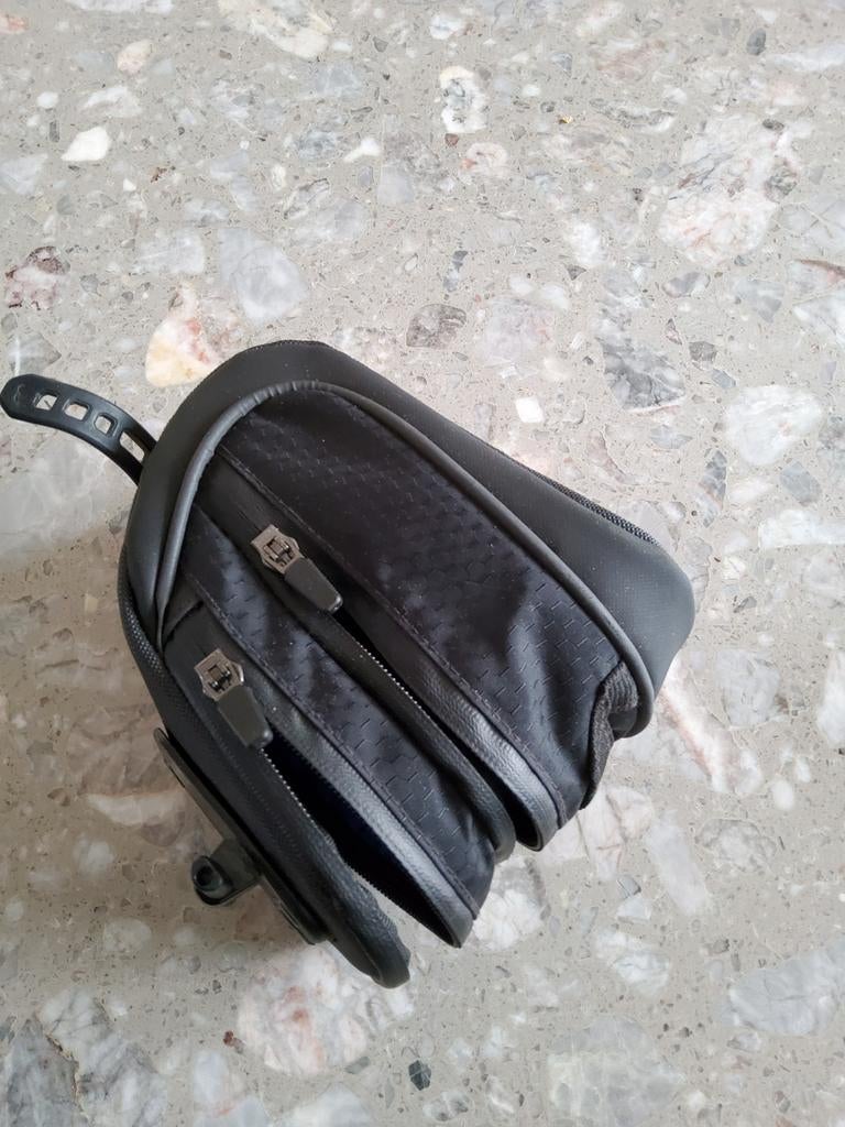 zadeltasje met 2 compartimenten voor racefiets, Fietsen en Brommers, Fietsaccessoires | Fietstassen, Ophalen of Verzenden