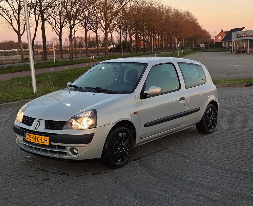 Renault Clio 1.2 16V zgan 3e eigenaar NAP - trekhaak - UNIEK, Auto's, 74 pk, 31 €/maand, 4 cilinders, Origineel Nederlands