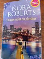 Nora Roberts ,Tussen licht en donker, Boeken, Ophalen of Verzenden, Zo goed als nieuw