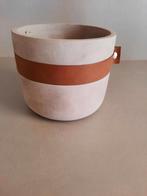 Bloempot Aardewerk met een lederen bandje, Tuin en Terras, N.v.t., Rond, Binnen, Ophalen of Verzenden