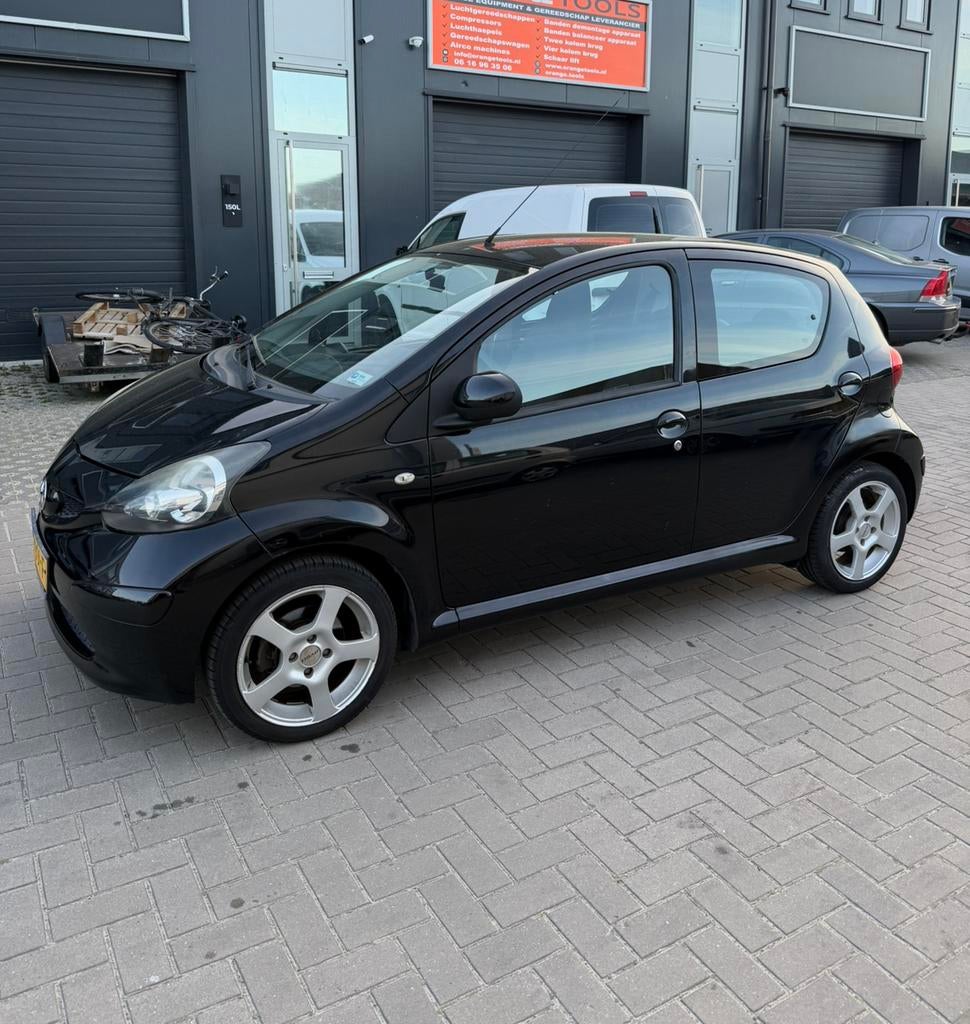 Toyota Aygo 1.0 Vvt-i 5DEURS 2007 Zwart AIRCO/CARPLAY, Auto's, Toyota, Voorwielaandrijving, 4 stoelen, Bedrijf, Handgeschakeld