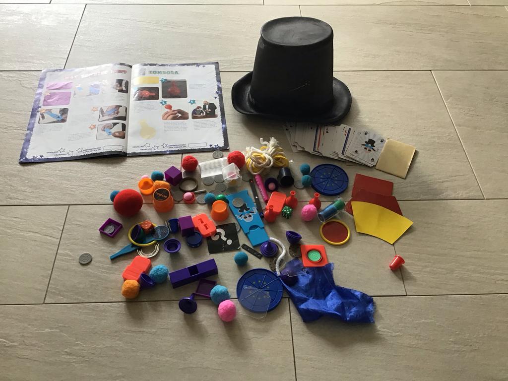Toverdoos met hoge hoed en veel accessoires, Ophalen, Gebruikt, Jongen of Meisje