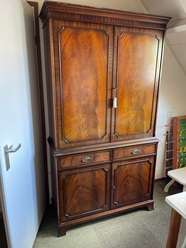 Houten kast met vier deuren en twee lades, Ophalen
