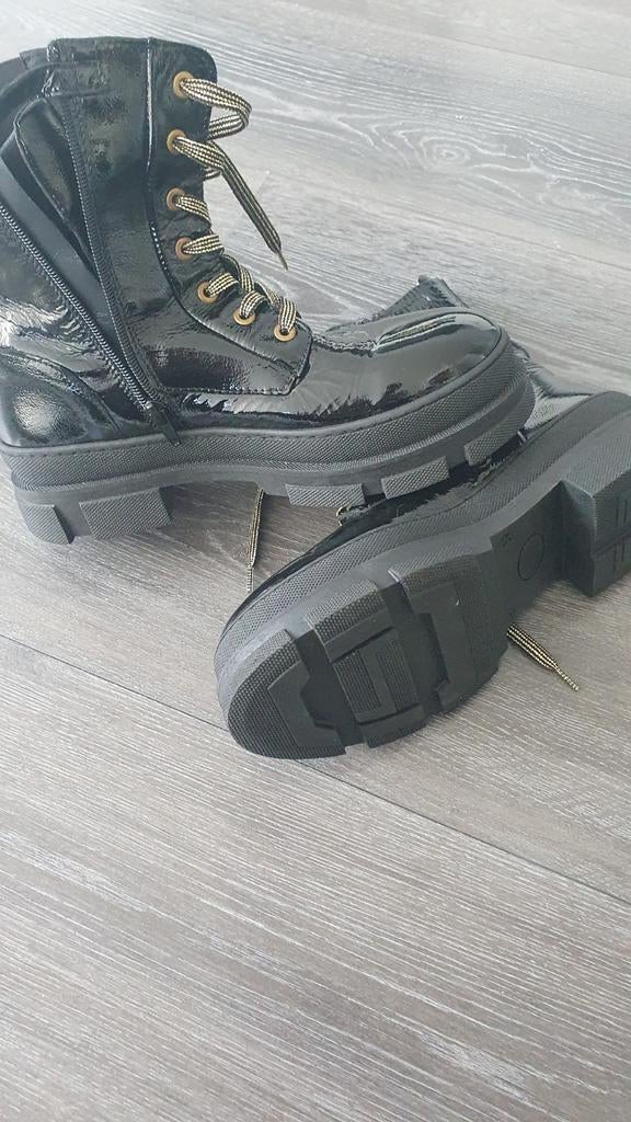 Zwarte lakleren enkellaarzen met gouden veters, Kleding | Dames, Schoenen, Zwart, Lage of Enkellaarzen, Ophalen of Verzenden, Onbekend