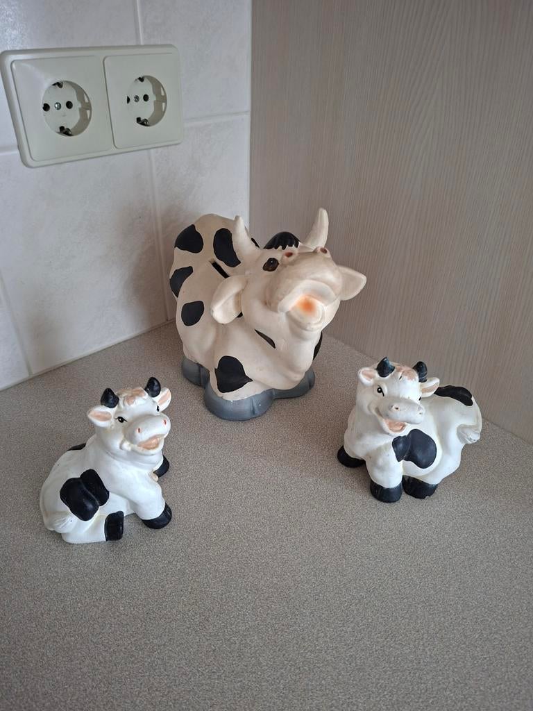 Koe spaarpot groot, + 2 kleine koeien beeldjes., Ophalen of Verzenden, Gebruikt, Steen, Aardewerk of Keramiek, Dier
