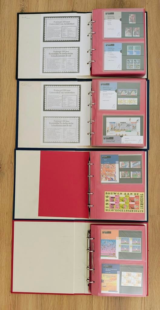 Postzegelmapjes in 4 mappen 46 - 251 (niet compleet), Ophalen of Verzenden, Nederland