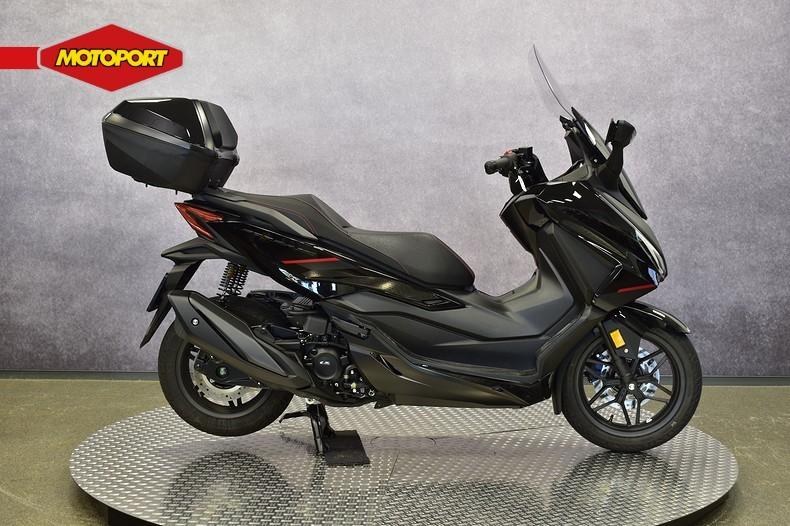 Honda FORZA 350 SE SMART TOP BOX (bj 2026), Scooter, Honda Motor Europe, Bedrijf, Crystal Bldng B-Unit B11.2 Rivium Blv200
2909 LK  Capelle aan den IJsel, NL