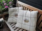 2 Kussens met borduurwerk.,,Mandje bloemen,, 50/50cm., Ophalen of Verzenden, Nieuw, Overige kleuren, Vierkant