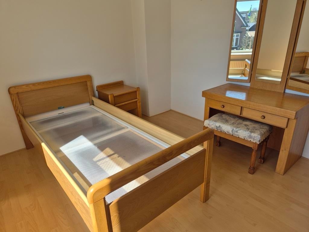 Gratis: nette slaapkamerset: bed, nachtkast + kaptafel, Ophalen, 90 cm, Eenpersoons, Beige