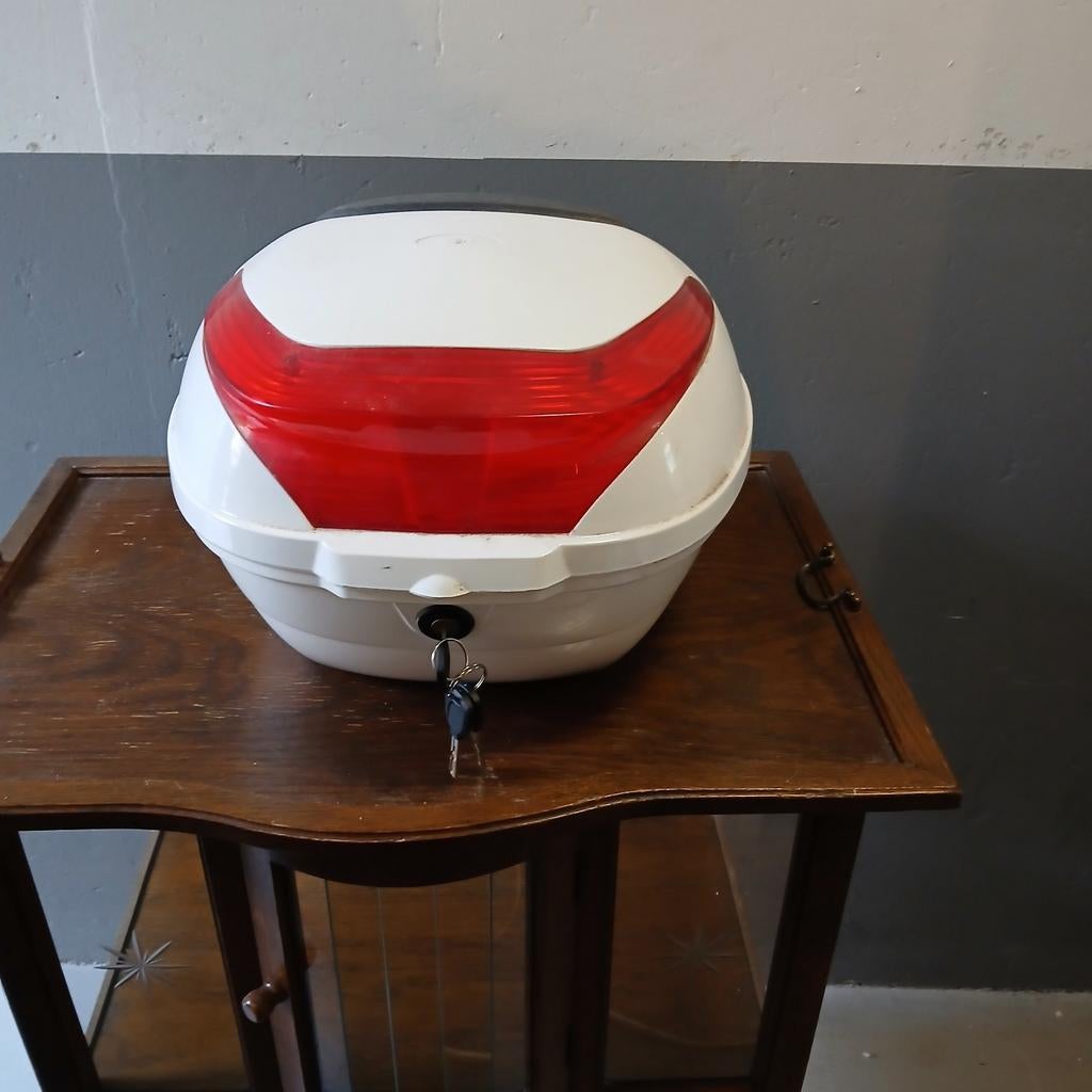 Witte helm koffer met slot, Motoren, Accessoires | Koffers en Tassen, Ophalen