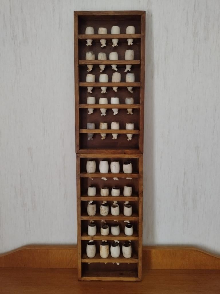 Antieke pijpenkoppen in houten rek, Antiek en Kunst, Ophalen of Verzenden