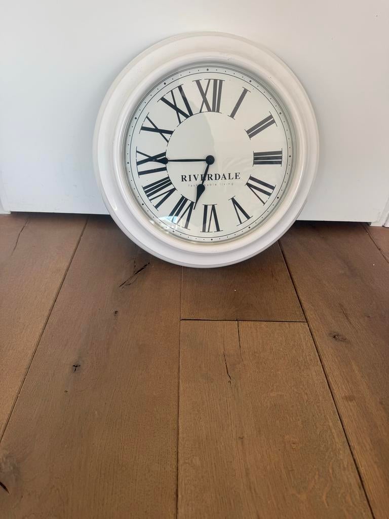 Riverdale Wandklok met Romeinse Cijfers, Huis en Inrichting, Woonaccessoires | Klokken, Gebruikt, Wandklok, Analoog, Ophalen