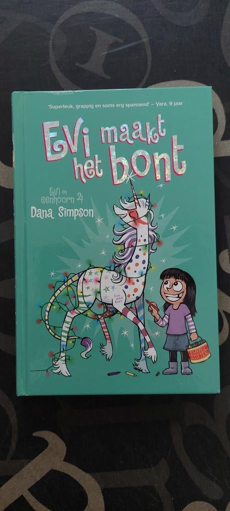 Evi maakt het bont - Evi en Eenhoorn 2, Boeken, Ophalen of Verzenden, Gelezen, Dana Simpson, Fictie algemeen