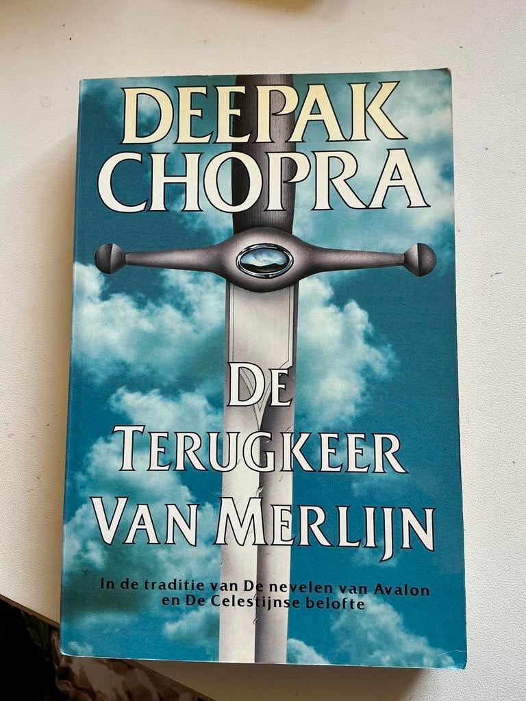 DEEPAC CHOPRAH.   DE TERUGKEER VAN MERLIJN, Ophalen of Verzenden, Gelezen, Achtergrond en Informatie