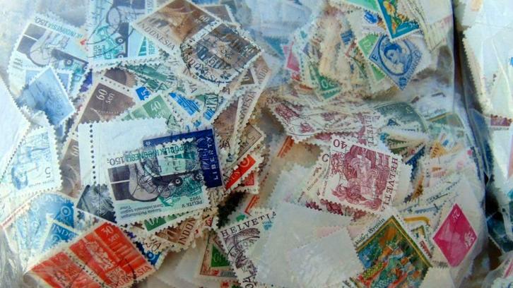Heel veel diverse postzegels, ruim 5 kg postzegels, Postzegels en Munten, Postzegels | Volle albums en Verzamelingen, Nederland en Buitenland