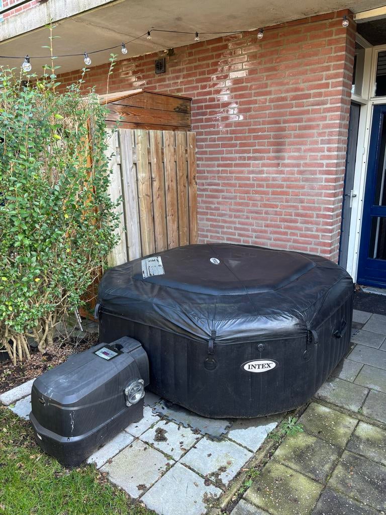 Intex Jacuzzi - Opblaasbaar en Compleet, Tuin en Terras, Bubbelbaden en Hottubs, Ophalen, Gebruikt, Afdekzeil, Opblaasbaar