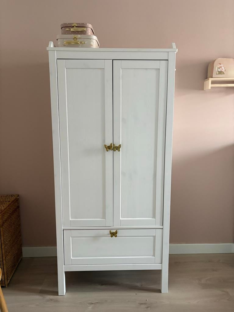 Sundvik kinderkast met gouden vlinderknopjes, Ophalen, Gebruikt, Kast, 50 tot 70 cm