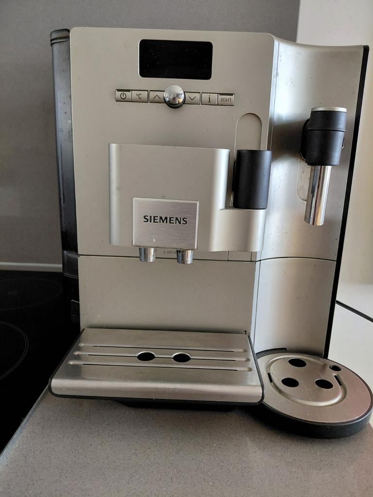 Siemens EQ7 Plus DEFECT!!!, Witgoed en Apparatuur, Koffiezetapparaten, Ophalen, Afneembaar waterreservoir, Koffiemachine, Niet werkend