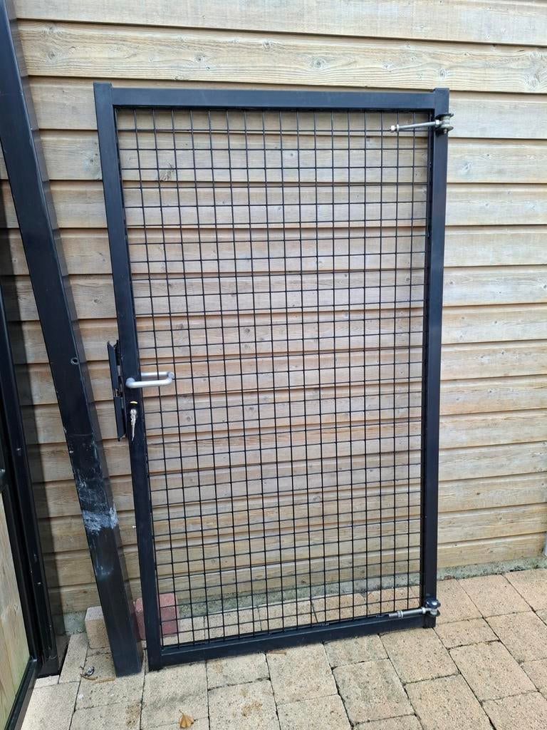 Zwart metalen tuinpoort met gaas, Ophalen, 100 tot 150 cm, Draaipoort, 150 tot 200 cm
