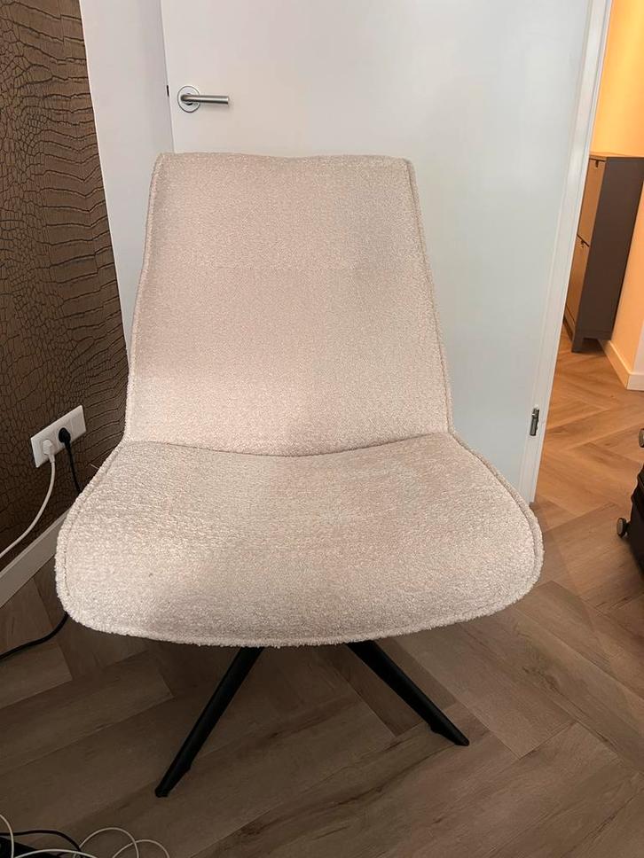 Crèmekleurige draai fauteuil met zwarte poten, Huis en Inrichting, Stoelen, Zo goed als nieuw, Eén, Stof, Overige kleuren, Ophalen