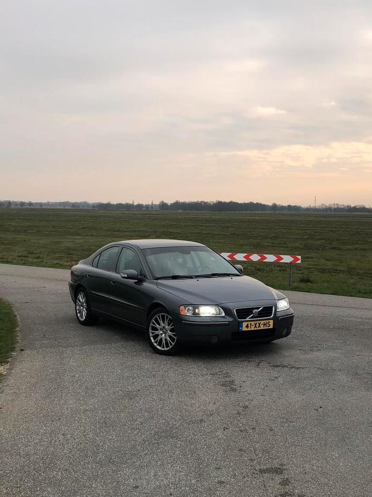Volvo S60 2.4 D5 2007 Grijs (Apk 03-2027), Auto's, Volvo, Particulier, S60, Diesel, D, Sedan, Handgeschakeld, Origineel Nederlands