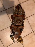 Hangklok met messing ornamenten, Ophalen of Verzenden