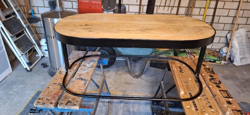 ovale salontafel met ijzeren onderstel, Huis en Inrichting, Tafels | Salontafels, Ophalen, Gebruikt, 100 tot 150 cm, 50 tot 100 cm