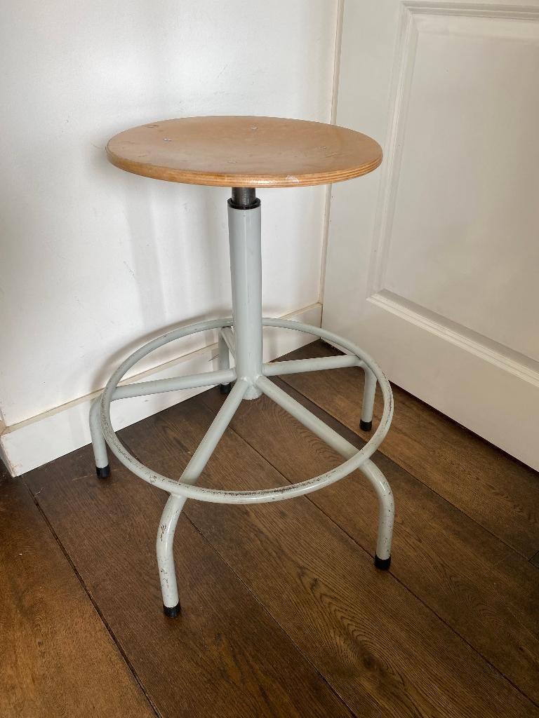 Stoere atelierkruk jaren '60 - herkomst recherche (politie), Ophalen, In hoogte verstelbaar, Gebruikt, Hout