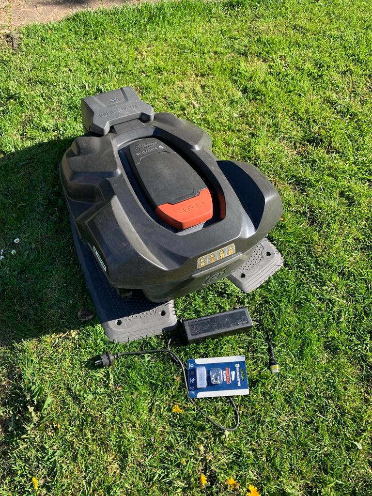 Husqvarna Automower 330X Robot Grasmaaier + onderhoudsbeurt, Ophalen of Verzenden, Gebruikt, Meer dan 25 cm, Met regensensor