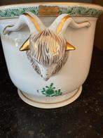 Herend  porseleinen plantenbak met leeuwenkoppen, Verzenden