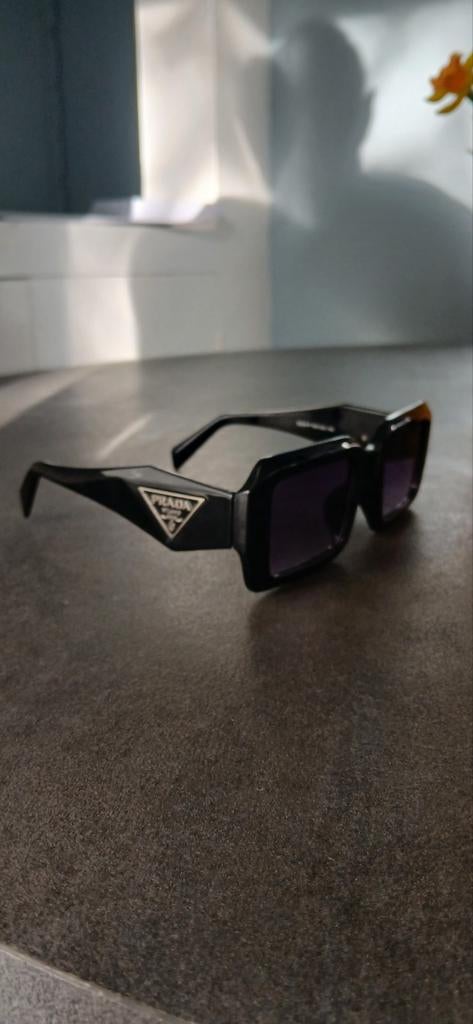 Prada zonnebril €35, Zonnebril, Zwart, Zo goed als nieuw, Ophalen