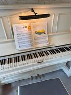 Witte piano met pianokruk en bladmuziekstandaard, Muziek en Instrumenten, Piano's, Ophalen of Verzenden, Gebruikt, Wit, Piano