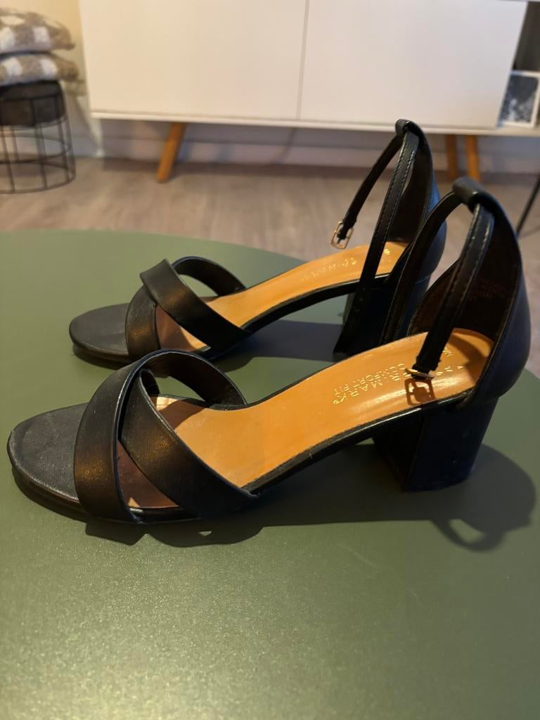 Zwarte sandalen Primark met hak. Als nieuw. Maat 37, Ophalen of Verzenden, Zo goed als nieuw, Zwart