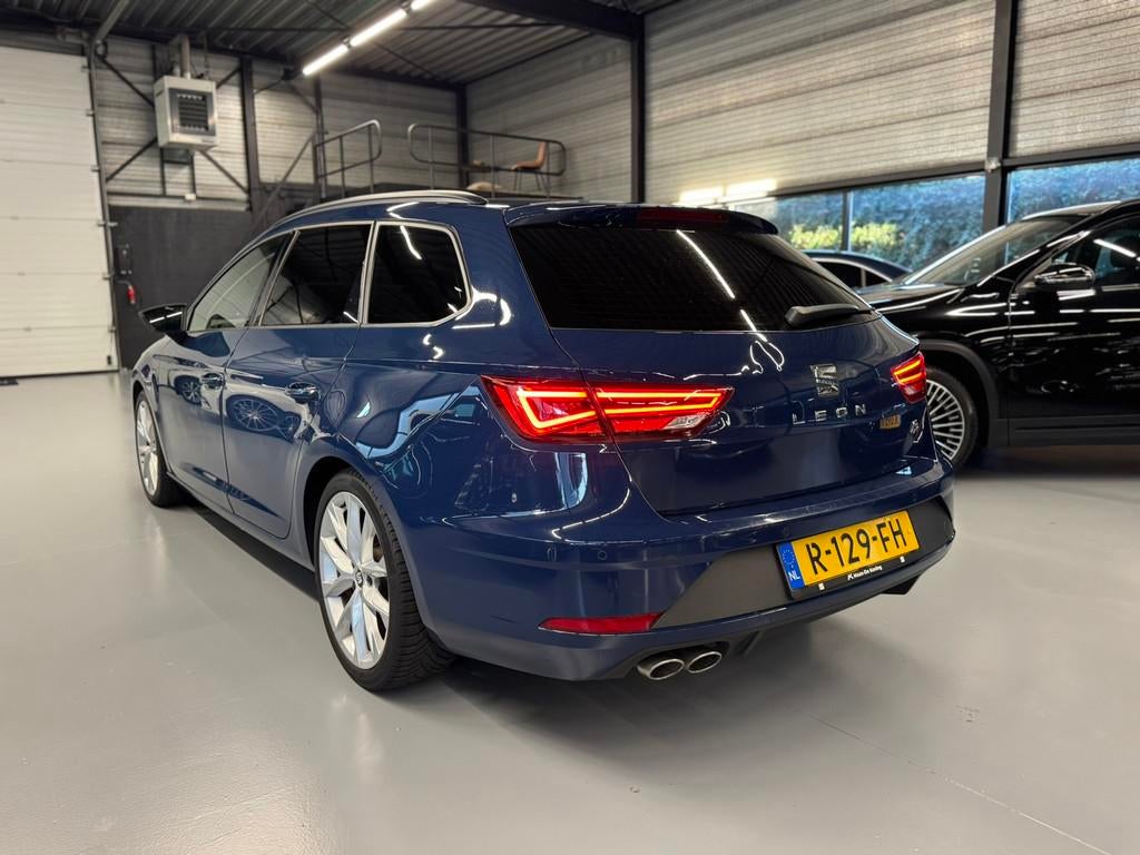 Seat Leon ST 2.0 TDI FR DSG PANO/LED/CARPLAY/CAMERA, Auto's, Gebruikt, Euro 6, 4 cilinders, Leder