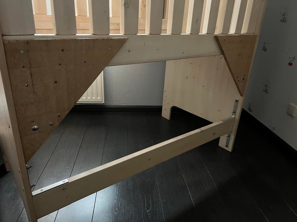 Houten babybedje met ingebouwde wastafel, Ophalen, Gebruikt, Ledikant