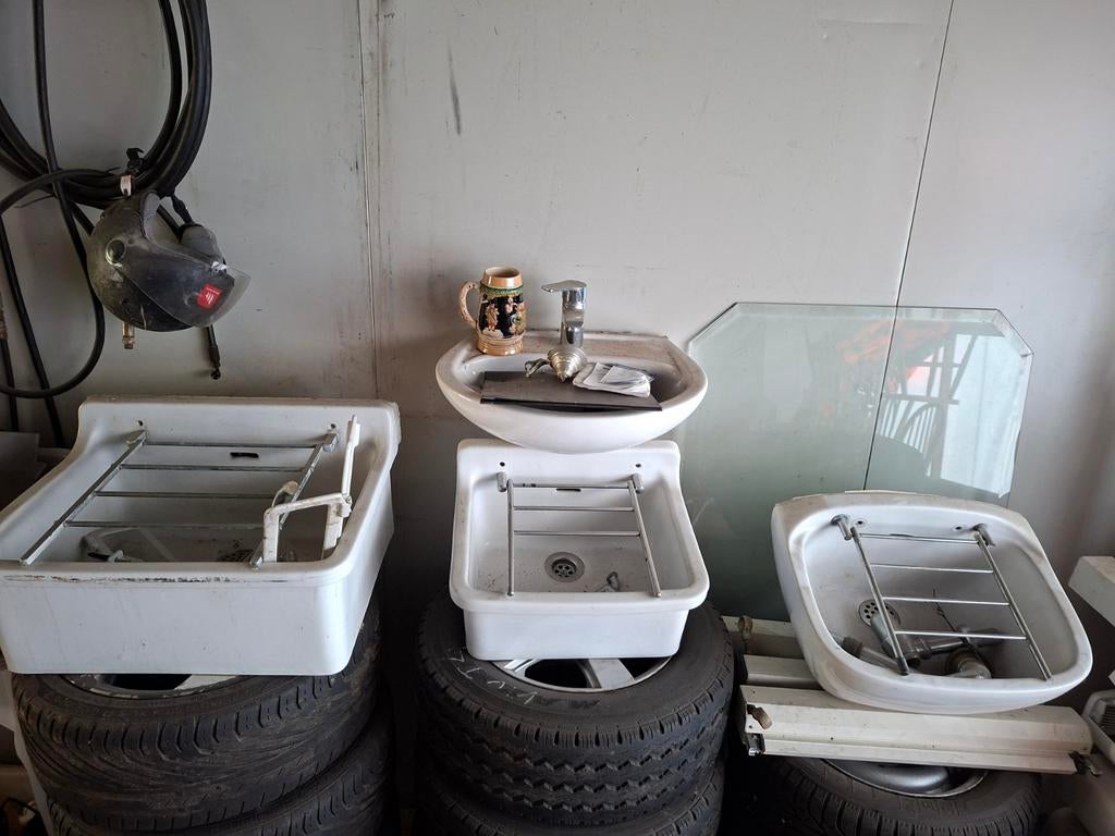 Diverse antieke uitstortgootsteen met emmerhouder, Ophalen