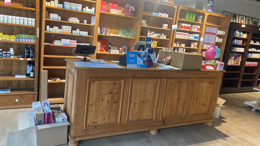 Mooie, praktische grenen toonbank met lades en planken, Ophalen