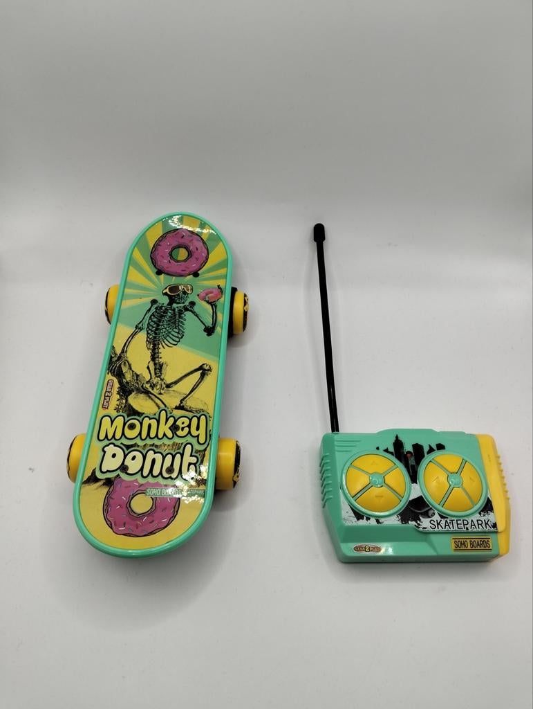 RC Skateboard met Afstandsbediening en Skatepark Ramps, Elektro, Gebruikt, Ophalen of Verzenden, Auto onroad