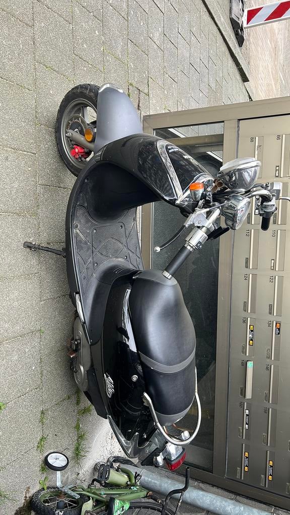 Scooter blaw kanteken, Fietsen en Brommers, Snorfietsen en Snorscooters, Ophalen of Verzenden, Zo goed als nieuw, Benzine, Overige merken