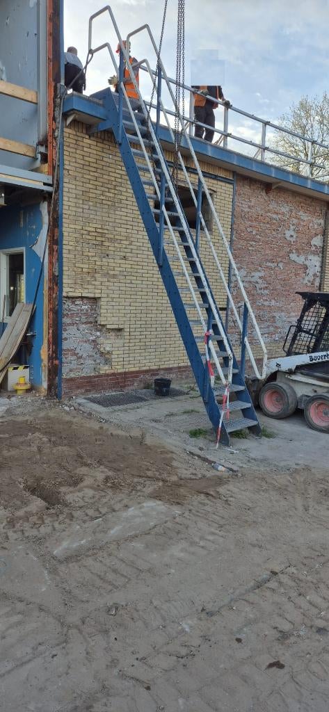 Stalen trap met bordes, Doe-het-zelf en Verbouw, Ladders en Trappen, Gebruikt, Trap, 4 meter of meer, Ophalen