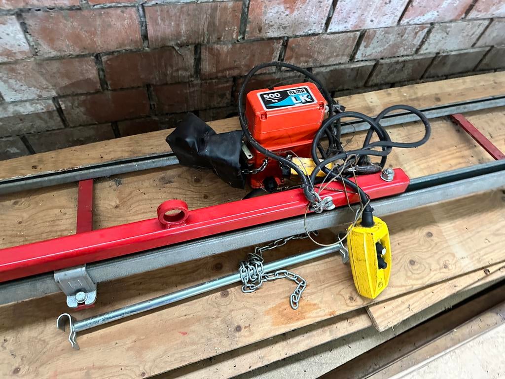 REMA Holland LK Elektrische Kettingtakel met Railsysteem, Doe-het-zelf en Verbouw, Lieren en Takels, Ophalen, Zo goed als nieuw